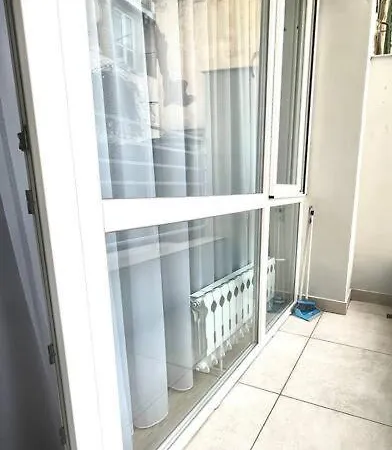 Modern Center 2 Bedroom 아파트