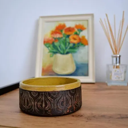 Modern Center 2 Bedroom *