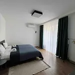 Modern Center 2 Bedroom דירה *