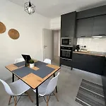 Modern Center 2 Bedroom דירה