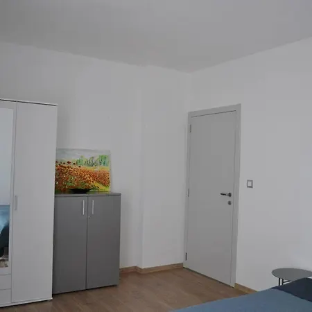 Modern Center 2 Bedroom Апартаменты *