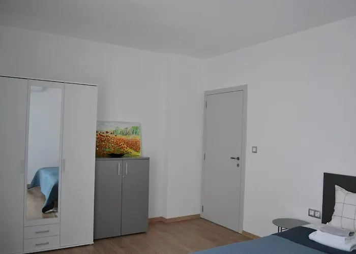 Modern Center 2 Bedroom Apartment *
